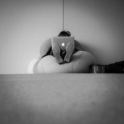 kind_achter_laptop_apple